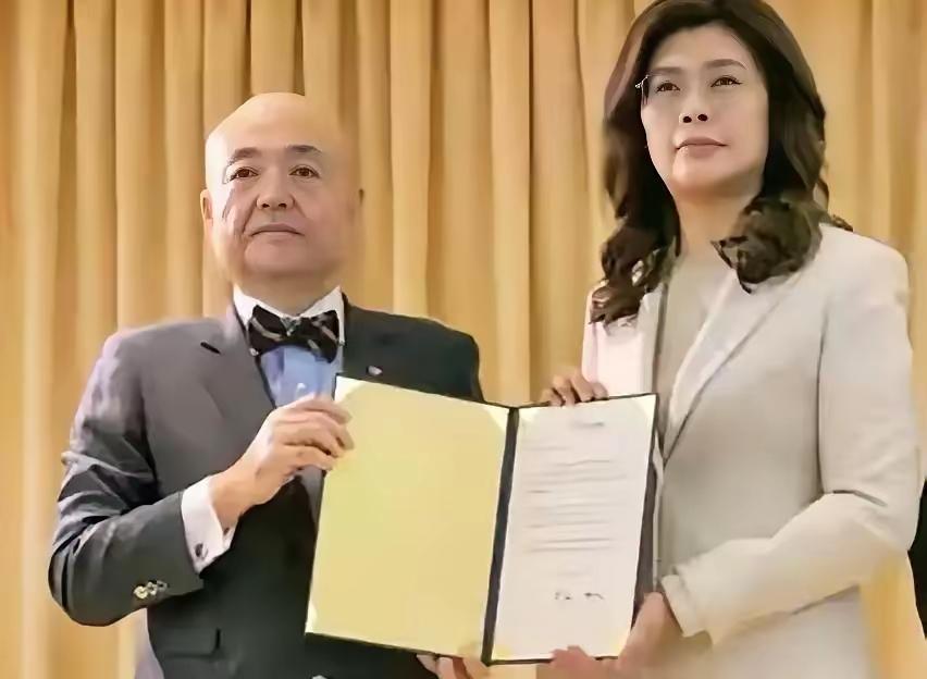 大家现在应该看清楚了这个女人的嘴脸，看清了她的虚伪，狡诈和首鼠两端。早年，她
