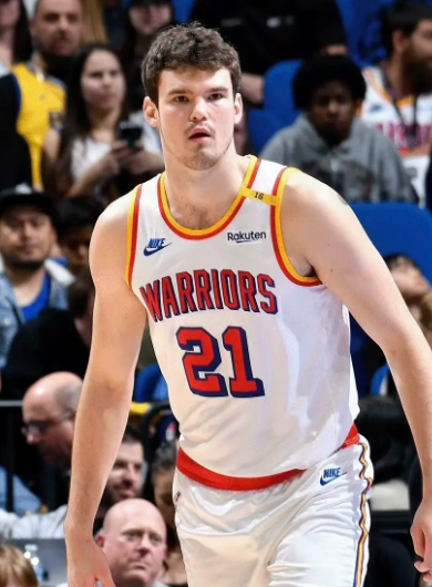 本赛季波斯特护框进步明显，102.5的防守效率不仅是全队最佳，甚至领先于德雷蒙德