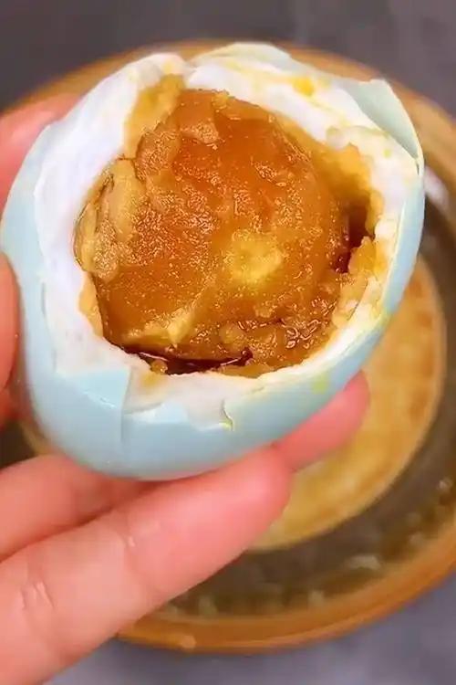 同样是腌蛋，为啥皮蛋能火遍全国，变蛋却走不出河南。 皮蛋瘦肉粥喝遍大江南北，