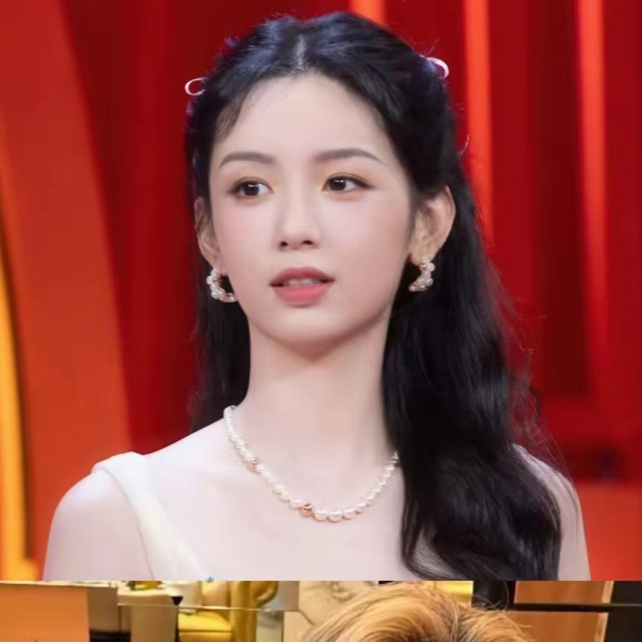 周也想翻身太难了。不是李冰冰不捧，也不是她自己塌房，主要是王诗龄拿奖后，更不会为