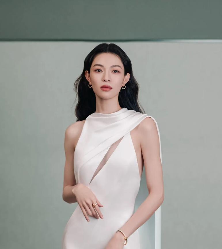 钟楚曦1993年出生于广州，毕业于上海戏剧学院表演系，2013年出演《爱的妇产