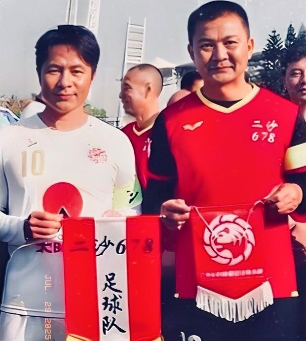 彭伟国身旁的这个男人，是昔日曾与他并肩作战广东队队友，尽管职业生涯从未有过国内顶
