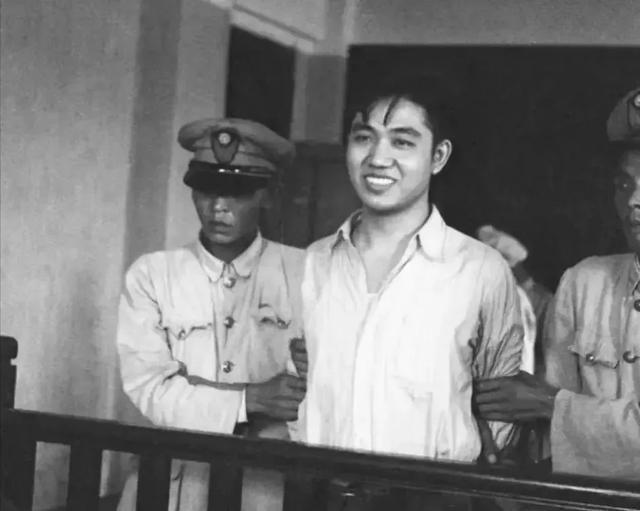 得知被判死刑，他露出微笑，转过身寻找妻子的镜头，却看哭了记者！此人名叫王孝和，是