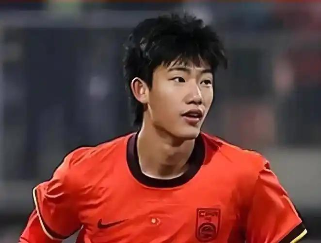 未来他必将是国足的正印前锋。在今日进行的2026上海明日之星开幕战中，中国U1