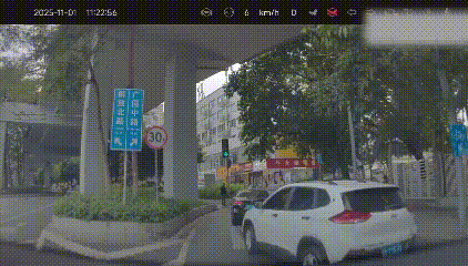 离谱网友拍到一名印度人在广州某高架桥下随地大小便消息来源：国内社交平台