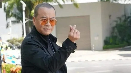 当年，已在TVB跑了近十年龙套的欧阳震华，在公司遇到了同期培训班的吴志强。吴志强