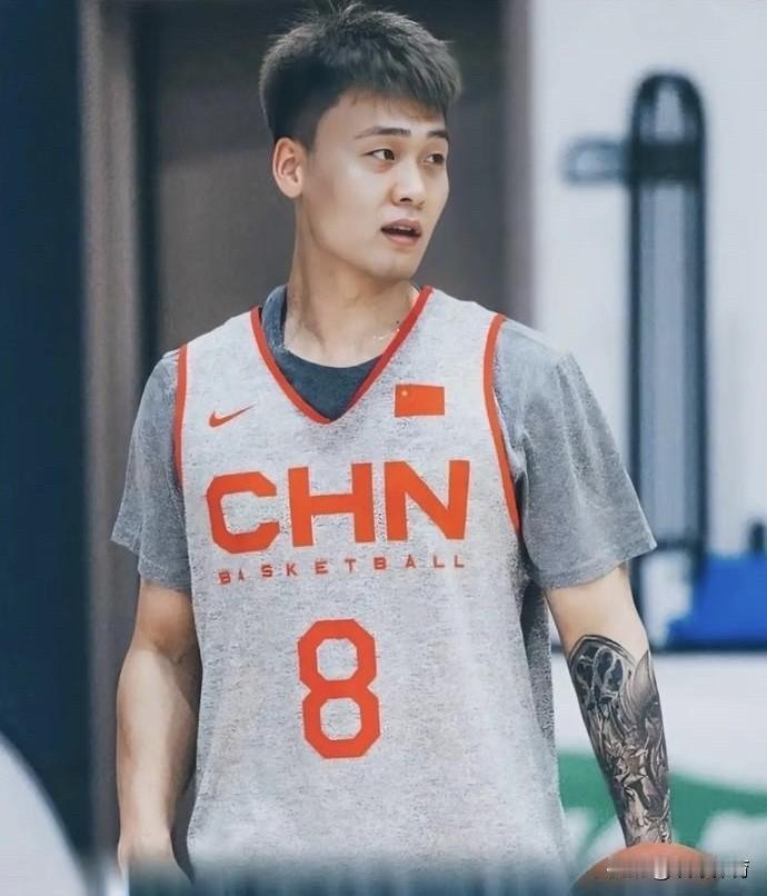 据报道称，新一届中国男篮集训队大概率将于7月4日到海外拉练，第一站目的地为西班牙