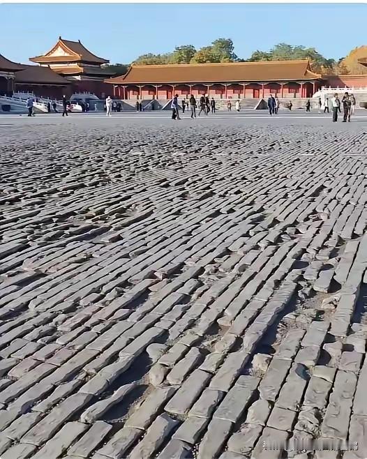 故宫的地面为什么坑坑洼洼的？因为不敢重新铺水泥！这些地砖以前被称为“金砖”，造