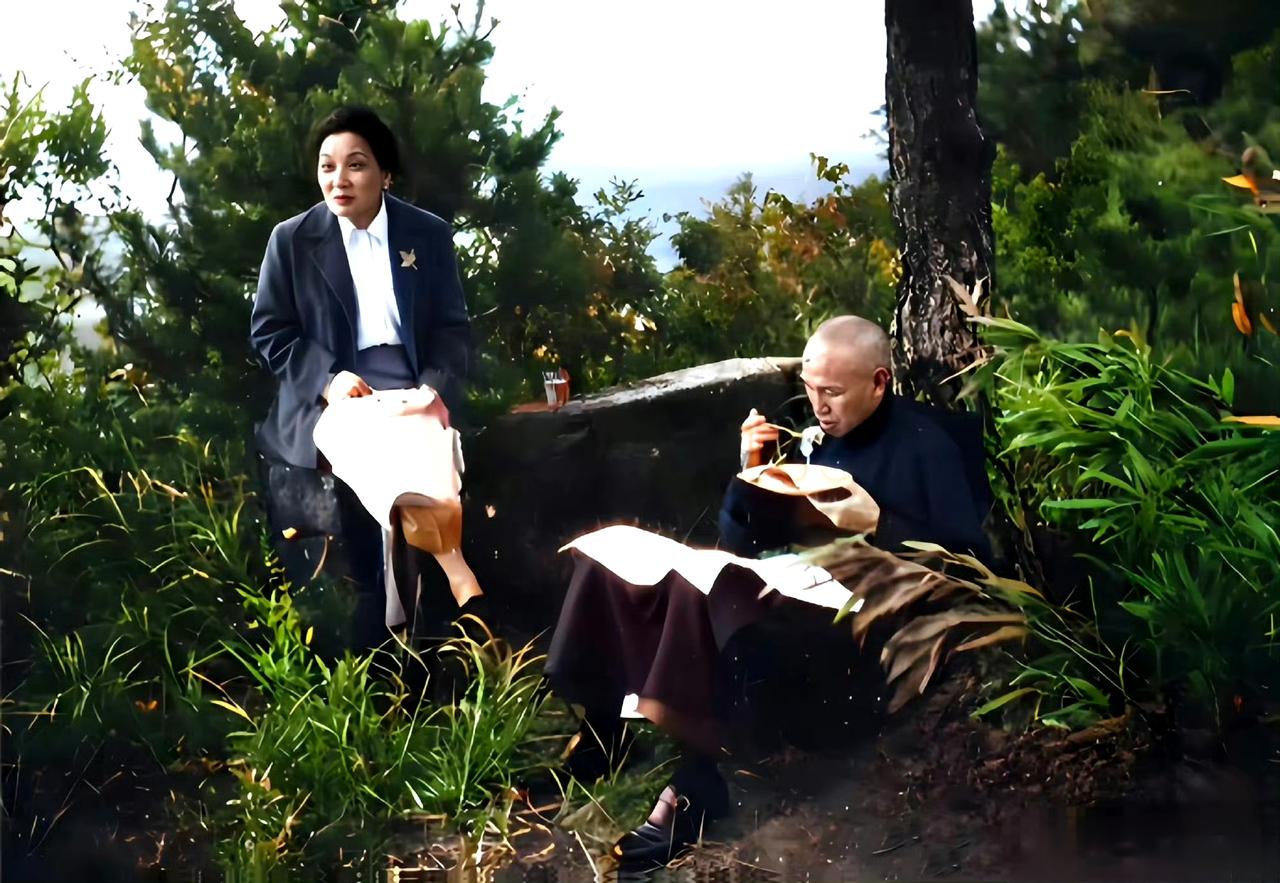1946年，庐山。蒋介石和宋美龄在野炊，老蒋的皮鞋擦的贼亮，感觉苍蝇都趴不住。