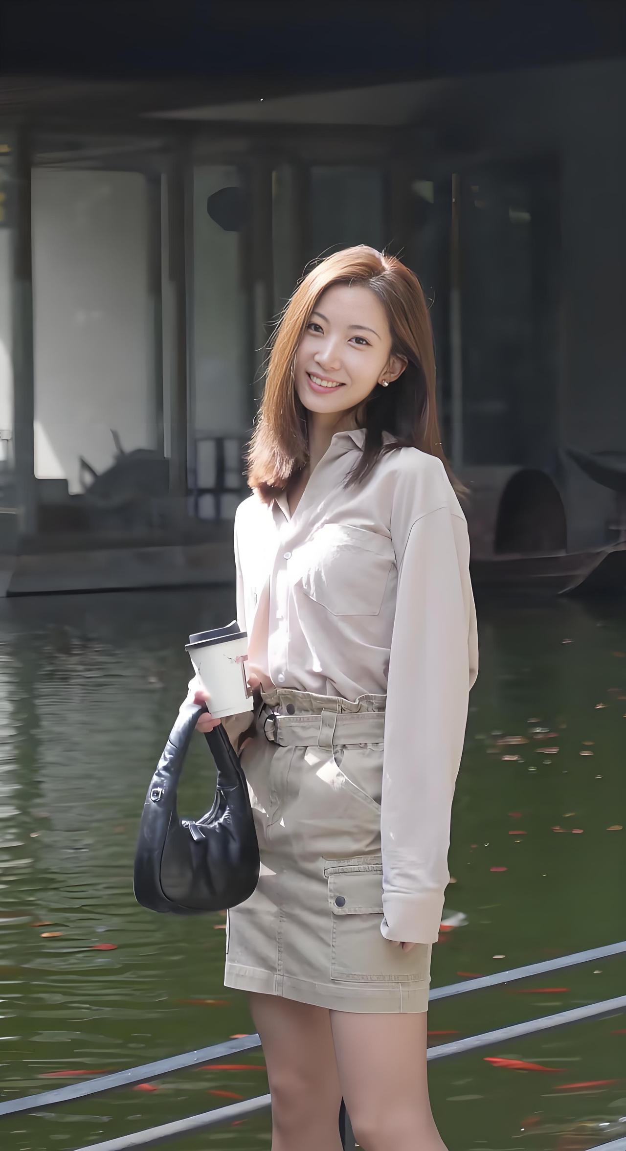 都市时尚女孩，咖啡相伴，漫步湖畔，享受悠闲时光。