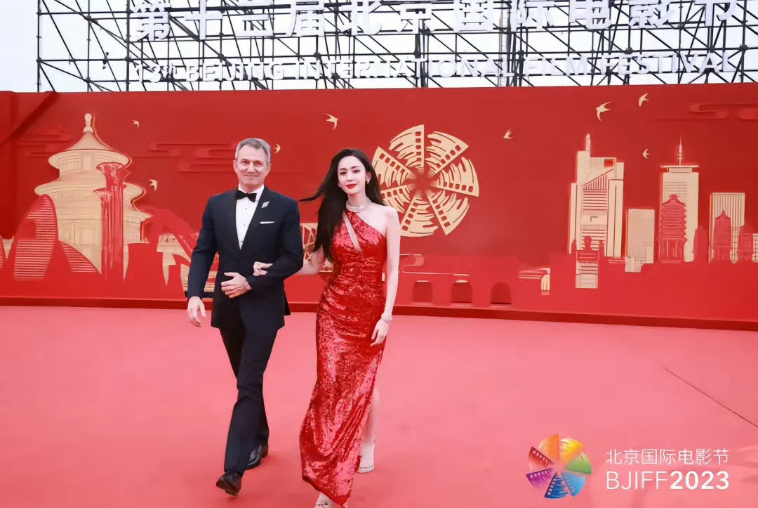 北京电影节明星生图北影节雨中红毯生图大赏！无滤镜直出，舒淇慵懒高级，刘浩存撑伞氛