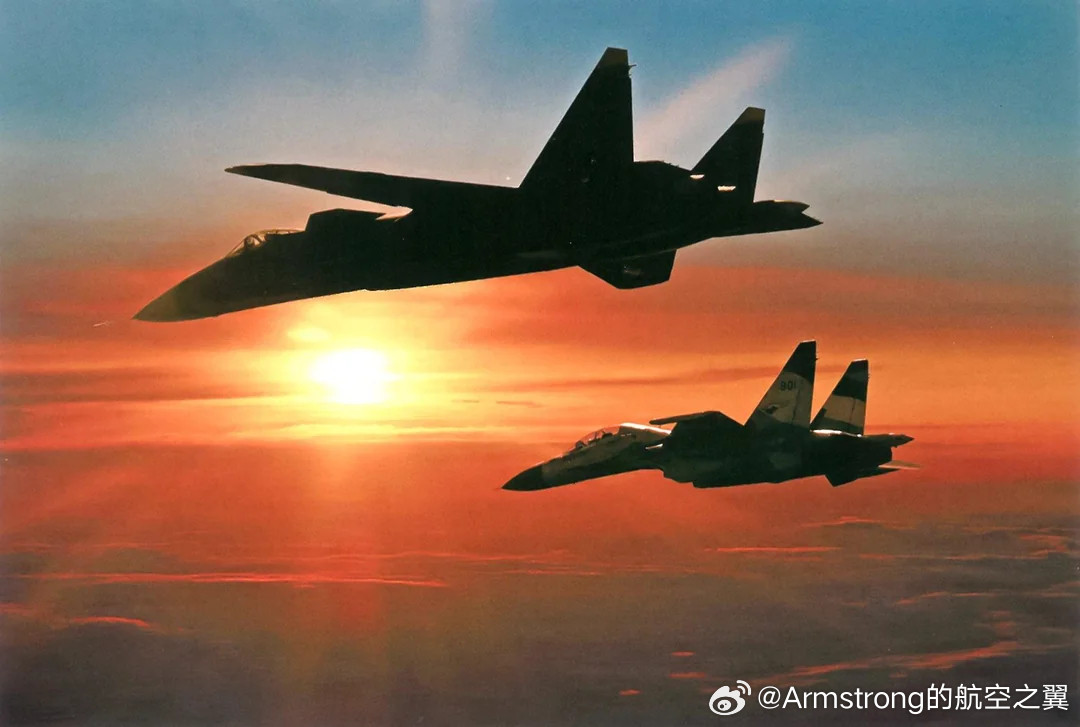 烽火问鼎计划苏-47夕阳美图。苏-47是一架格斗点满、高速残疾的“偏科”原型机