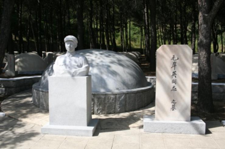 “你们不能挖，这里面埋着的是我儿子！”志愿军去朝鲜给毛岸英迁墓，结果刚准备开挖，