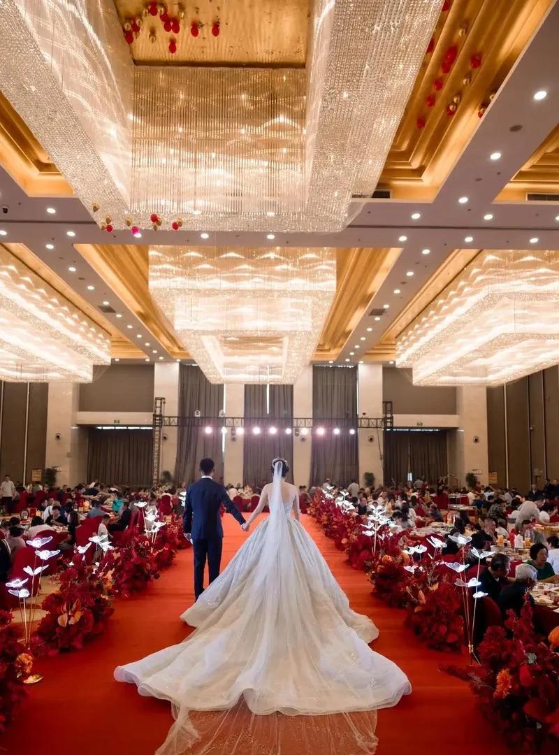 上海，一对新人结婚前，花59000元请了一家婚庆公司，婚庆公司又找了一家司仪公司