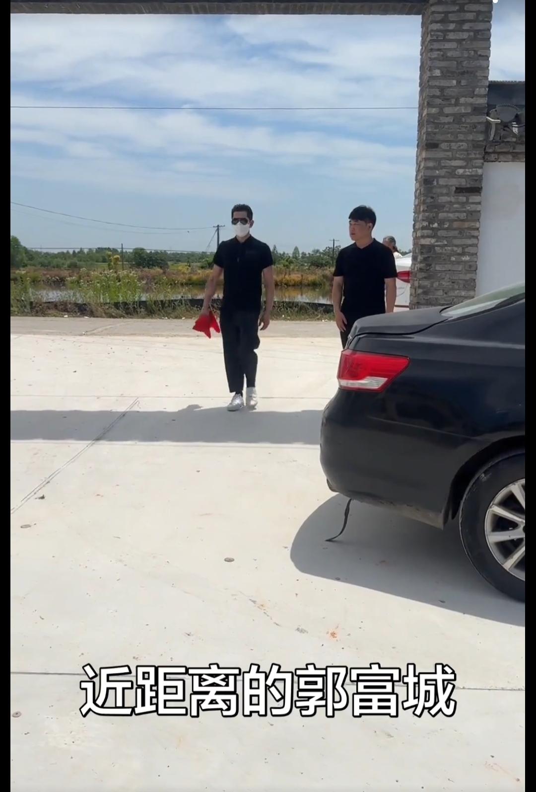 谁能想到2000年风头无两的郭富城，如今会频繁跟着妻子回安徽乡下探亲。方