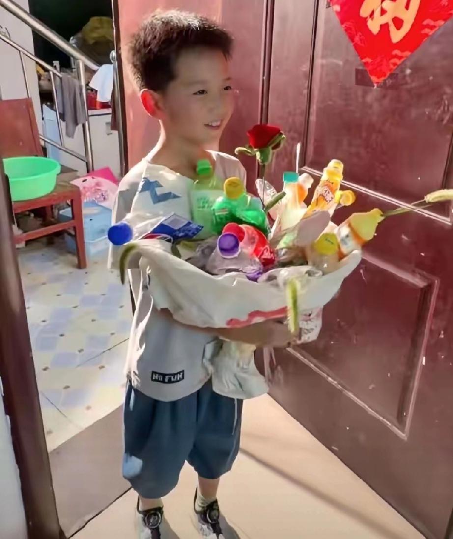 破防了！河南郑州，这个8岁男孩火了！他面对众多围观的大学生，勇敢的说出:“我妈妈