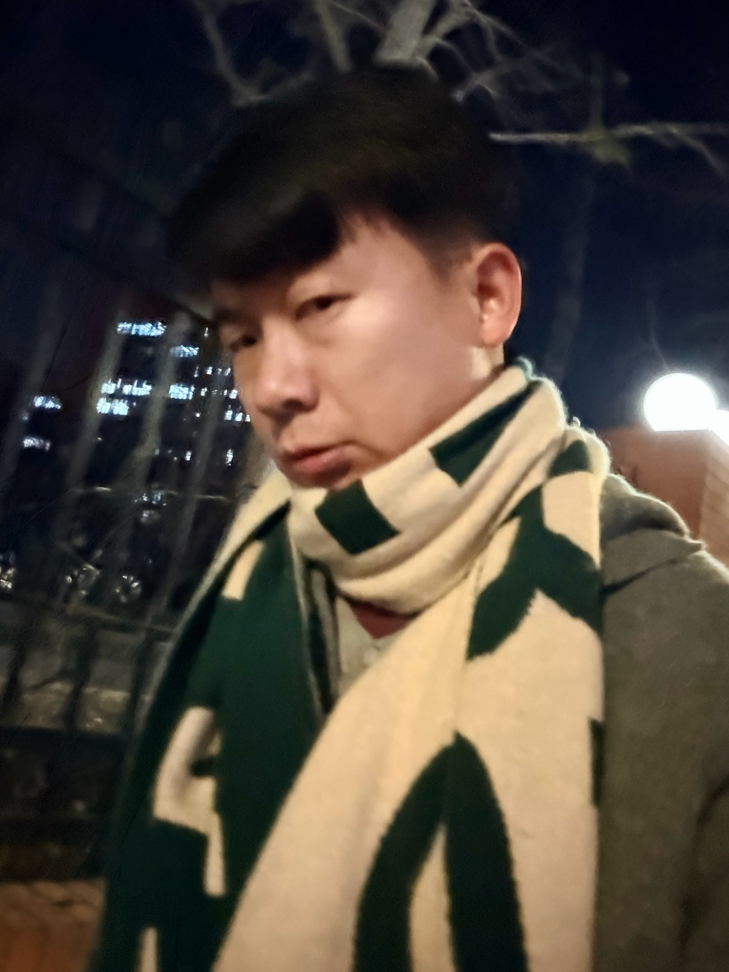 特么这两天刷到说北京冷，今天出差特意穿了秋裤带了围巾，到机场就热得脱了秋裤塞小挎