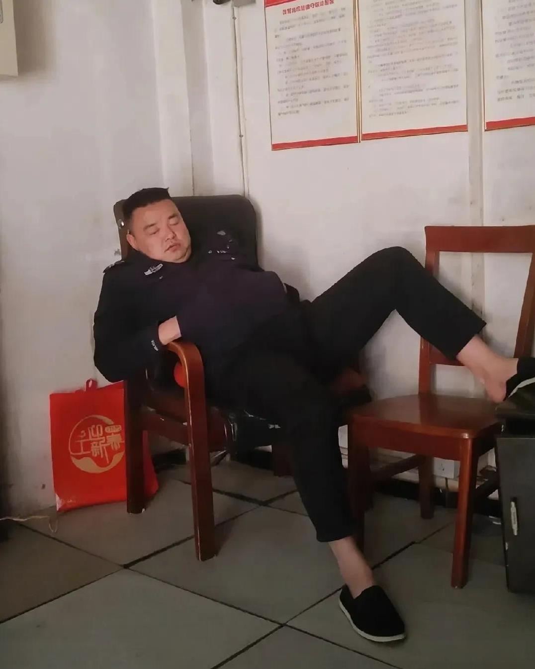 我真后悔当初选择了保安这个行业，因为当保安其实就是靠出卖自己的时间和体力挣钱。