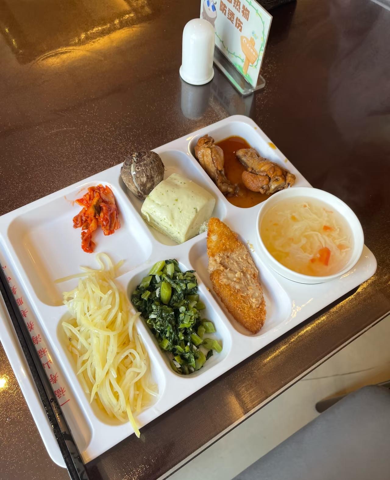 餐费50元/天的养老院，这样的餐食水平，大家觉得如何？这是一位原籍北京，现在已