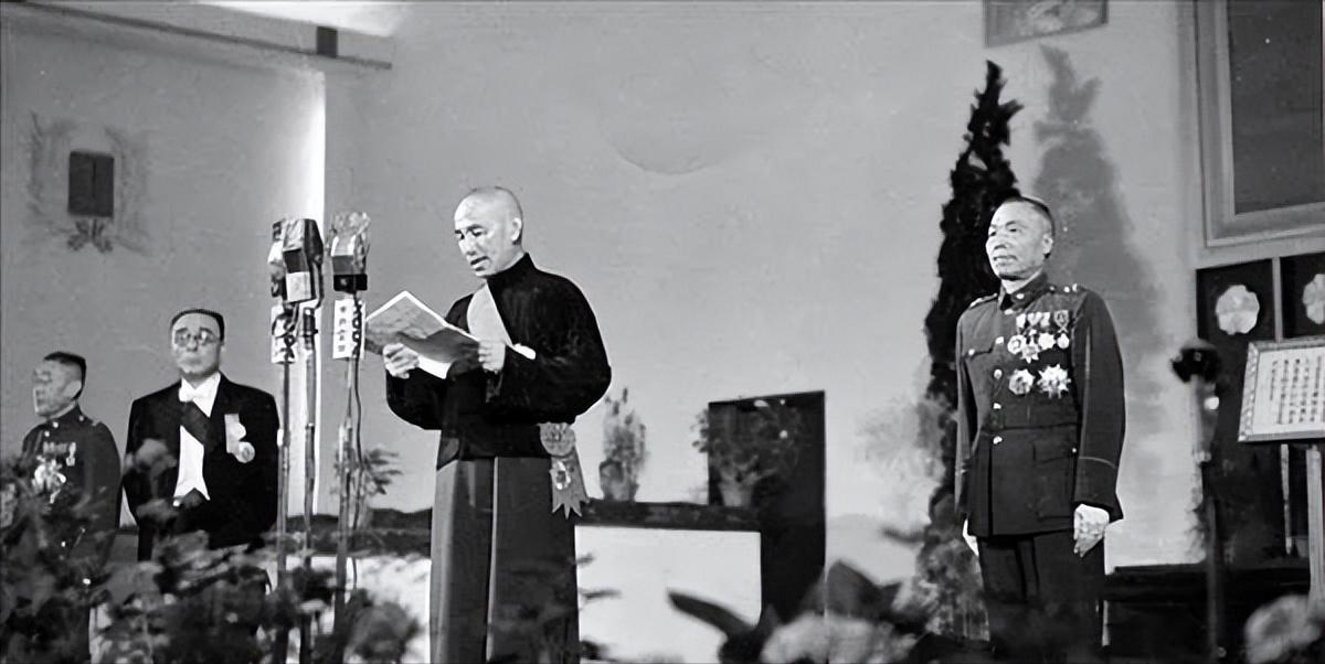 1949年春天，蒋介石坐在上海的指挥部里，眼看着局势一天天崩塌，南京已经丢了，北