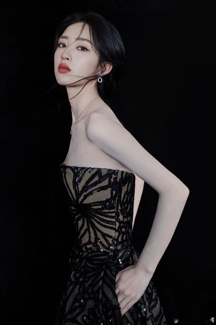 家人们快冲，金鸡奖红毯上邓恩熙这一回头，明媚得让人心醉！她既有宝宝的软萌可爱，又