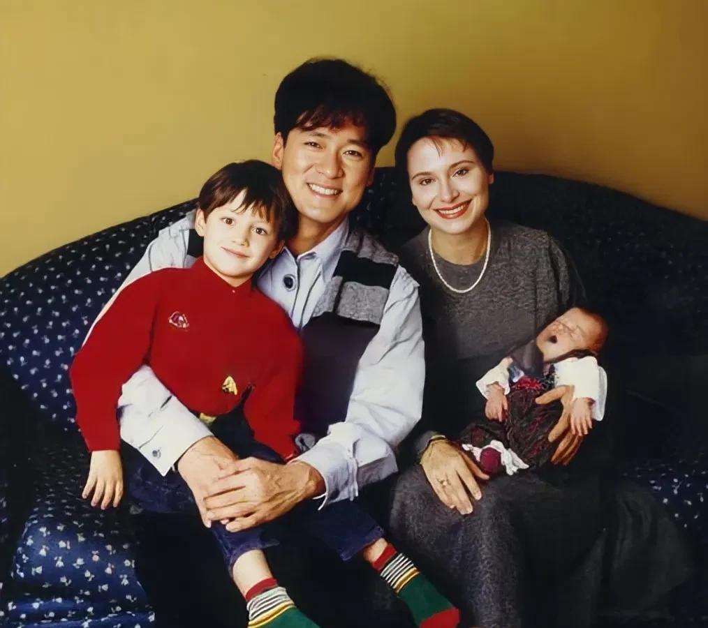 没想到周华健的妻子，年轻时这么靓，一家四口坐在沙发上拍的全家福。康粹兰这会还没