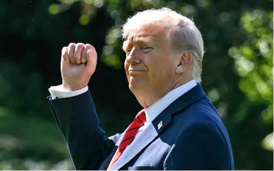 特朗普体检公布，明年80岁。 特朗普的体检报告一出来，又把美国政坛的注意