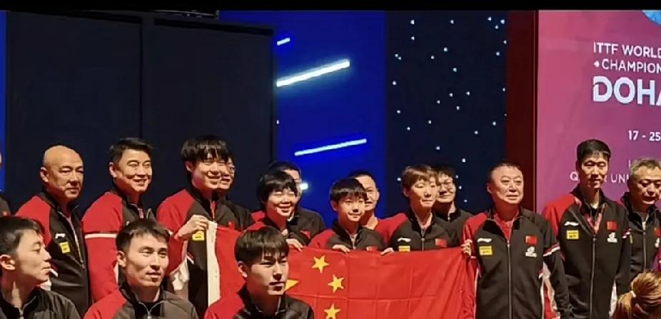 国乒多哈荣耀时刻大合影🎉多哈赛场，国乒风采尽显！这张珍贵的集体照中，王曼