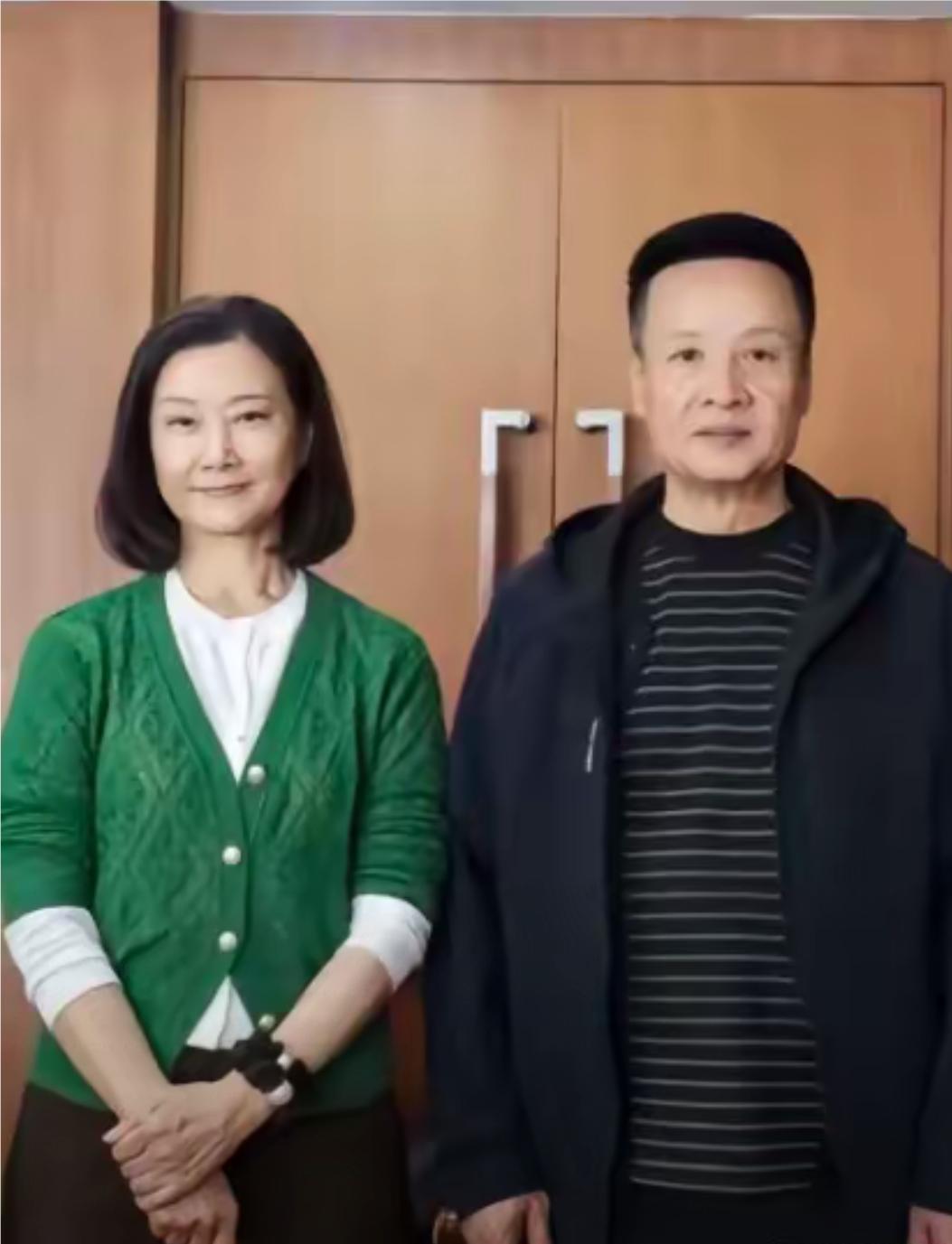 60岁的宋祖英和69岁的闫维文近照，两位都是有名歌手，状态都挺好，宋祖英相比以前