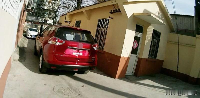 世界上真有比命重要的东西。就像有位50多岁当保安的大叔，每月工资2700元，工作