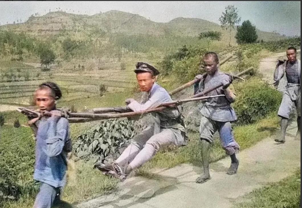 1917年四川乡间，一张老照片定格荒诞一幕：一名兵痞瘫坐简陋竹竿滑竿上，形如行尸
