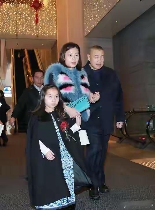 45岁甘比大女儿17岁了！眼神清澈有光一脸富贵相，深得刘銮雄宠爱…