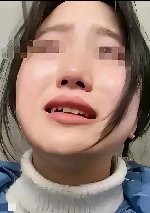 光棍收养女孩18年，邻居感觉关系不正常报警，一推门所有人惊呆。村里的老陈打了一辈