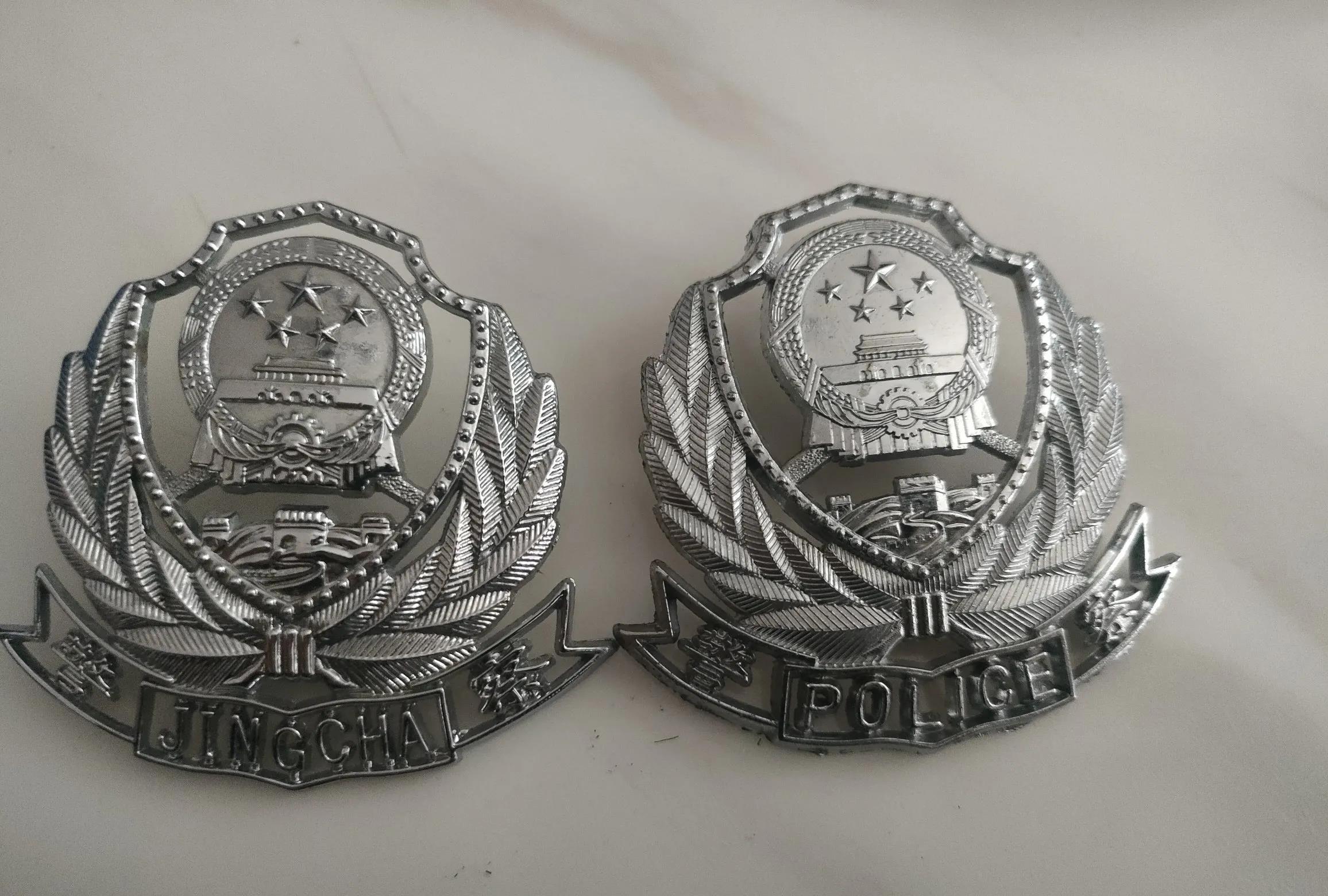 图片中的两个警察帽徽有什么不同之处？