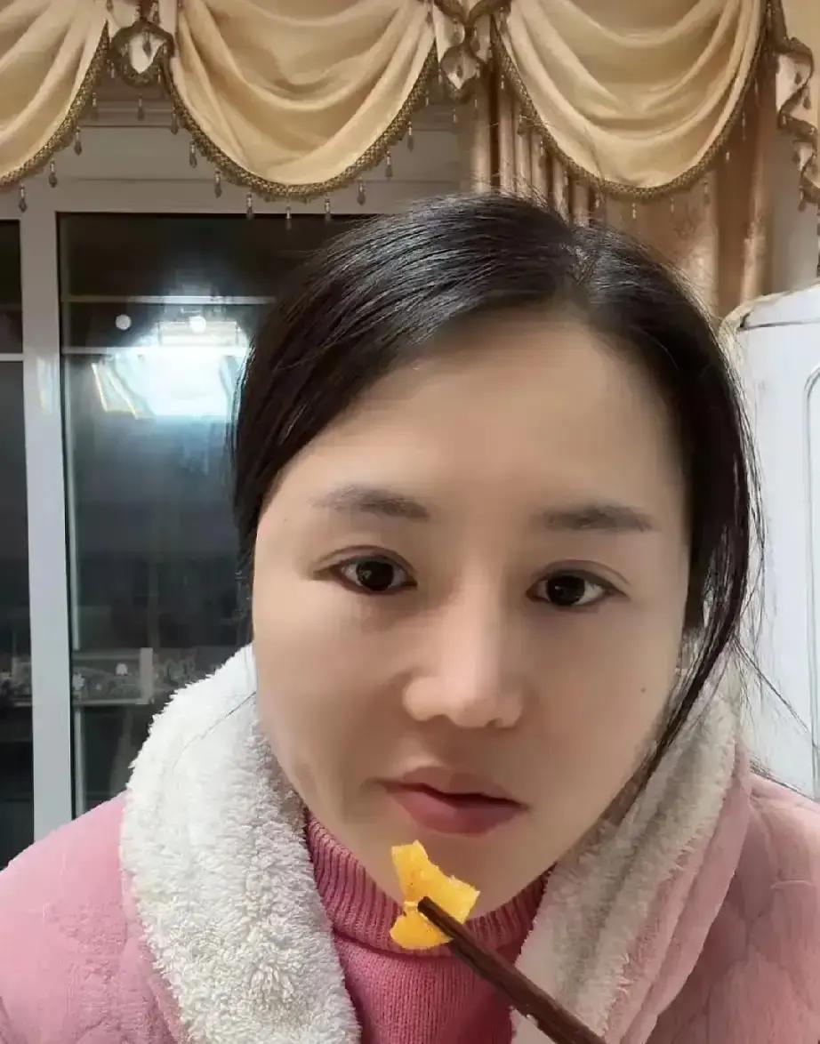 小敏在直播间试穿一条碎花裙，刚转一圈，弹幕突然刷屏说图案像寿衣。她当场愣住，