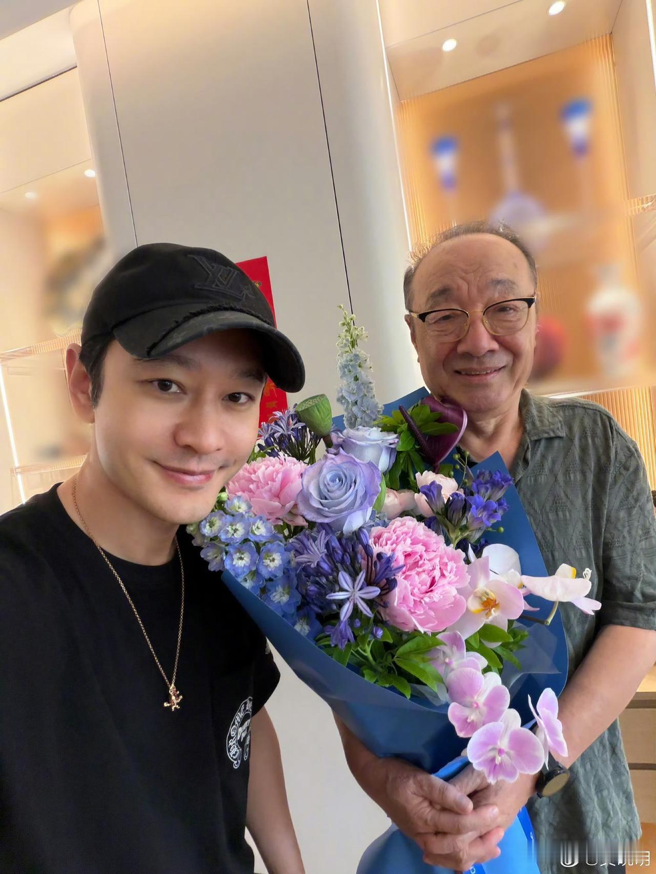 黄晓明说：父亲节快乐，亲爱的爸爸！现在轮到我来照顾你了！不知大家是否留意到，