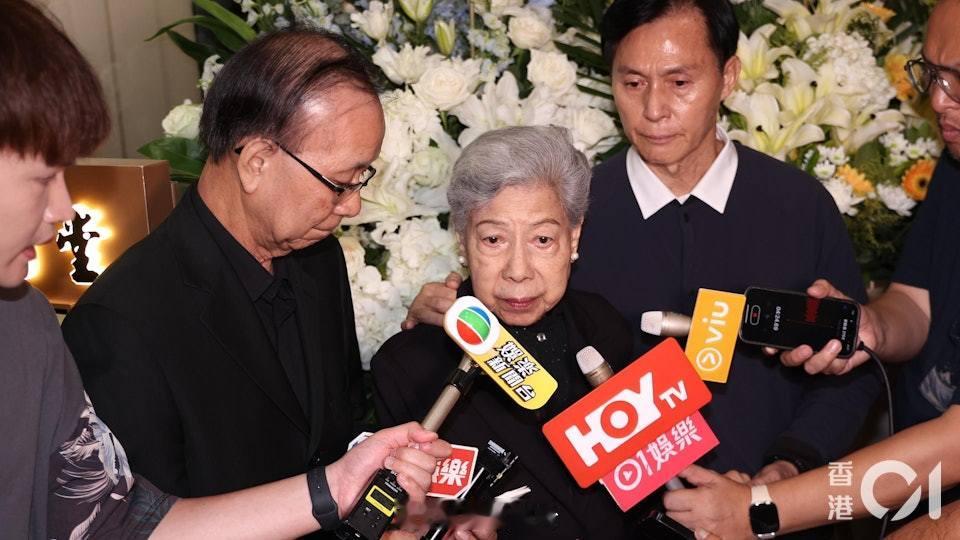 周驄設靈｜羅蘭憶故友一度哽咽：明白有啲病冇得醫香港資深演員周驄（原名冼錦榮）於2
