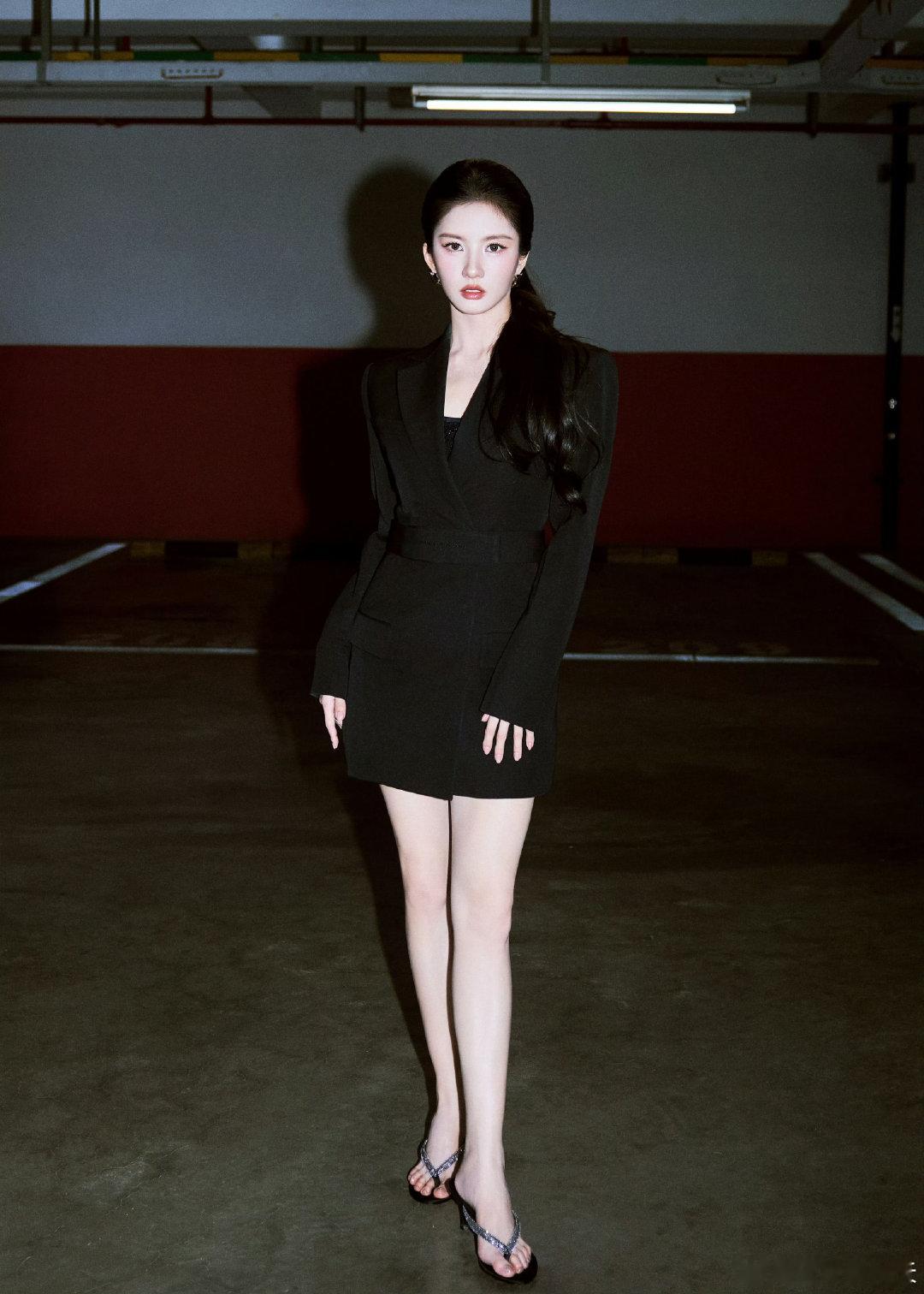 👡｜刘些宁前几天的品牌活动秀美腿​