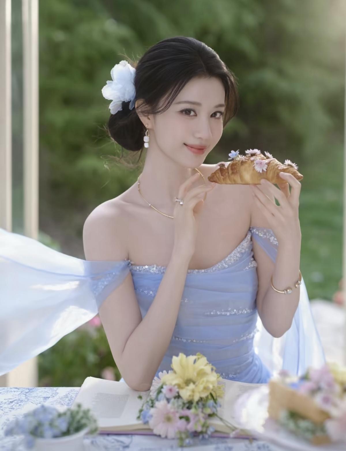 王楚然的美，是一眼就能让人失语的程度[比心] 王楚然自带柔光的镜头里，连花草都成