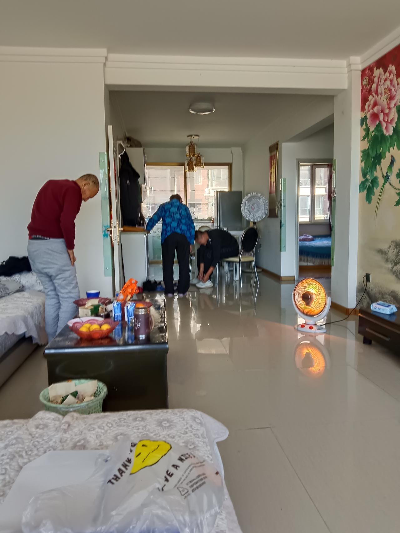 公公今年92岁了，耳朵有点背，走路得拿拄拐杖支撑，最近还有点间歇性遗忘了。一天天