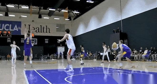 我跟你说，看杨瀚森打这球，真有种不真实的感觉。就像一个满级大佬，开了个小号，回