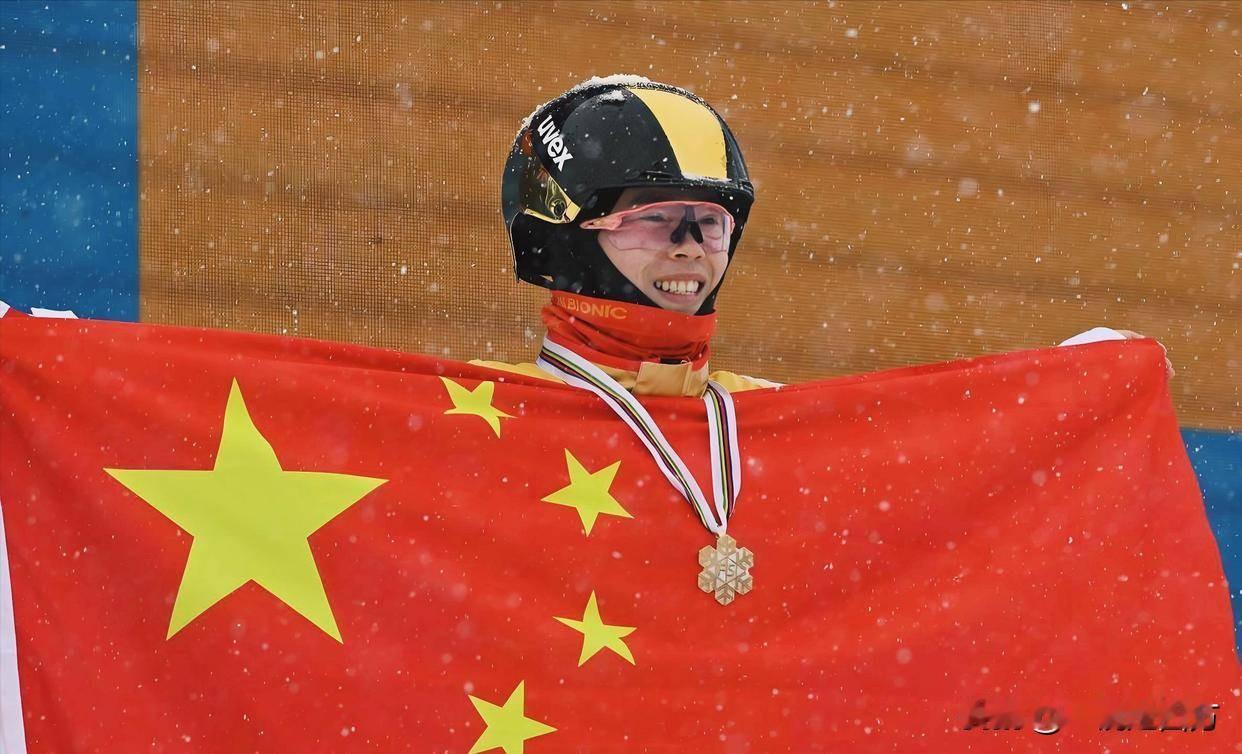 国际雪联自由式滑雪空中技巧世界杯云顶站男子组决赛，00后小将李天马凭借全场最高难