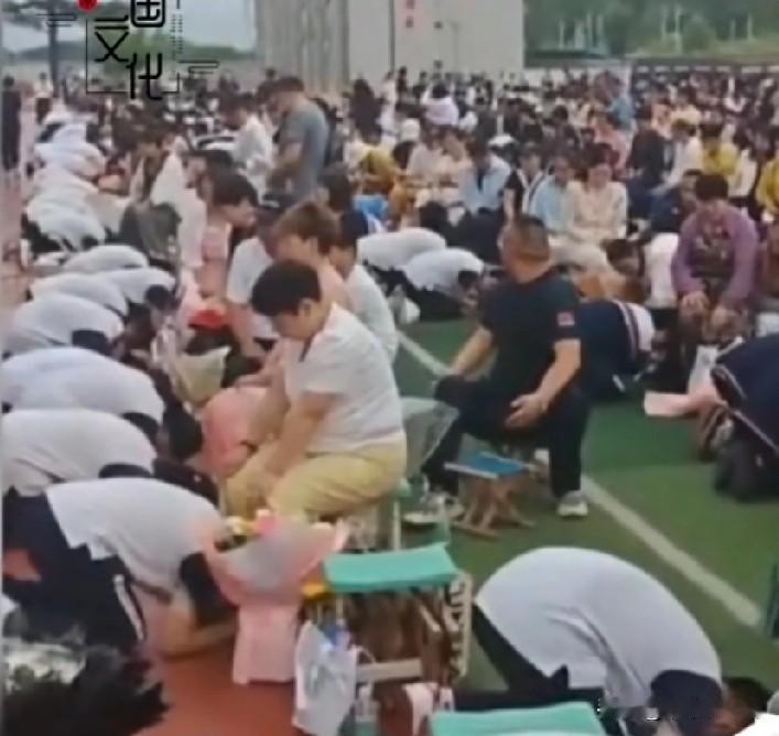 一所中学，学校召集父母到学校与学生们一起开会。令人感动的是，在操场上，校长主持了