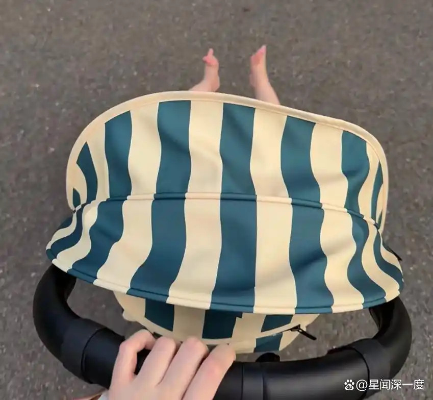 何穗晒娃了！带儿子散步好温馨，宝宝晃脚丫太可爱