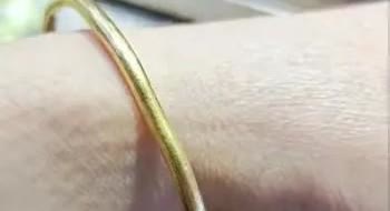 浙江女子盯着打金人修手镯，5克黄金在眼皮底下消失。吴女士在小区看到三个打