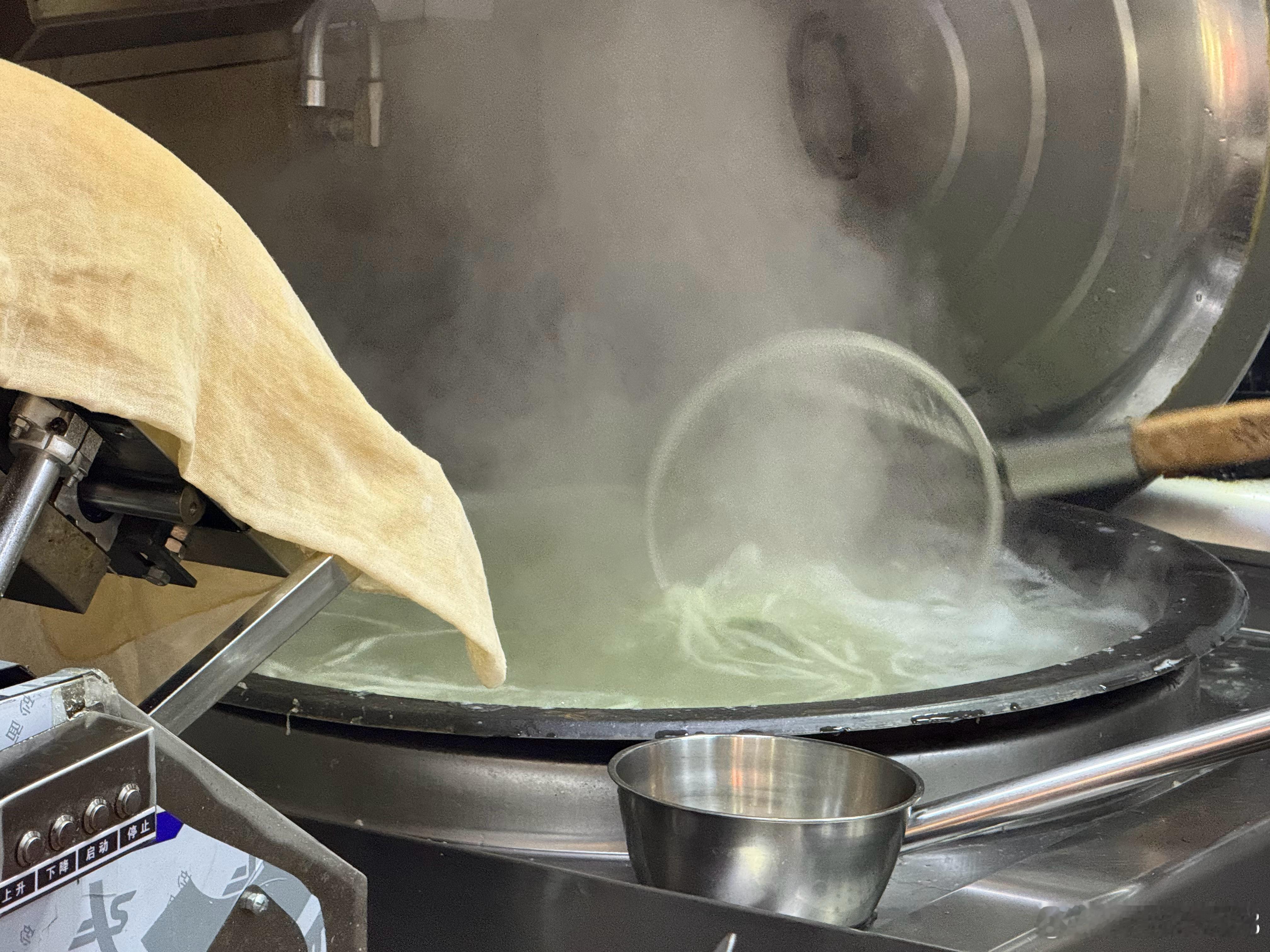 西安这大碗牛肉面是真的大碗啊，一眼鉴定为苹果牛肉面​​​