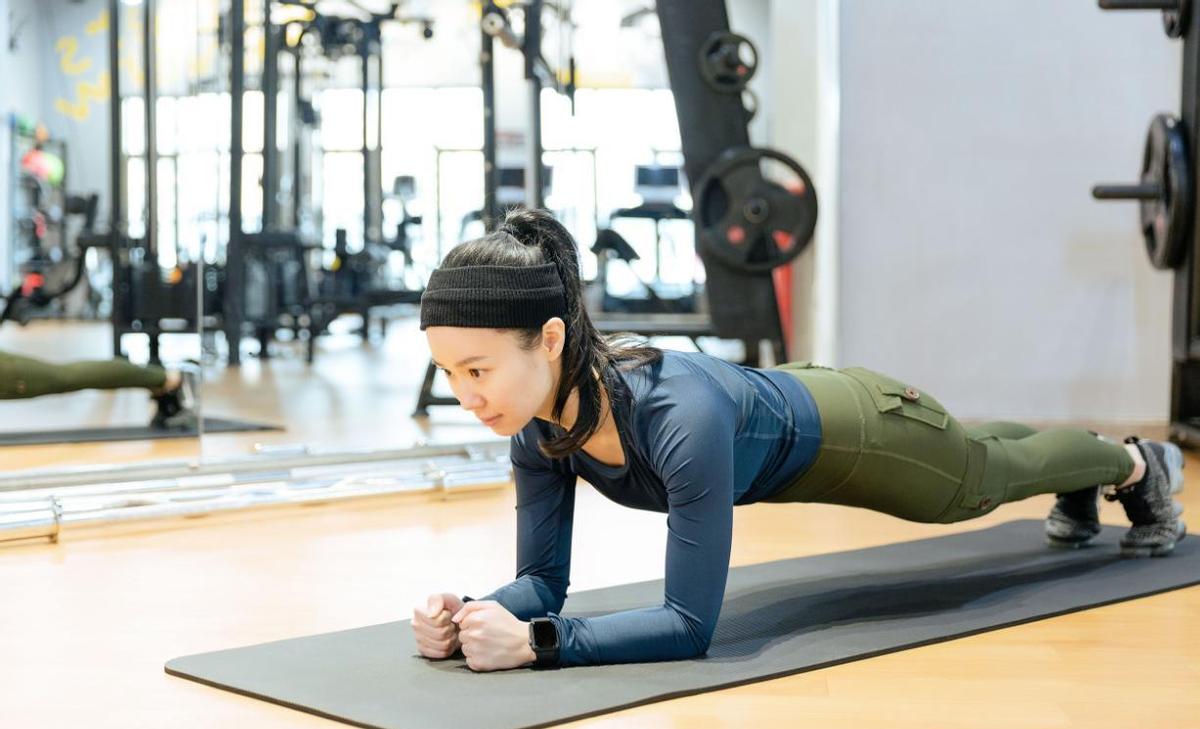 五十岁后，能撑住平板15秒，心脏没垮，腰没塌，人就还没老透。不是练腹肌，是练命