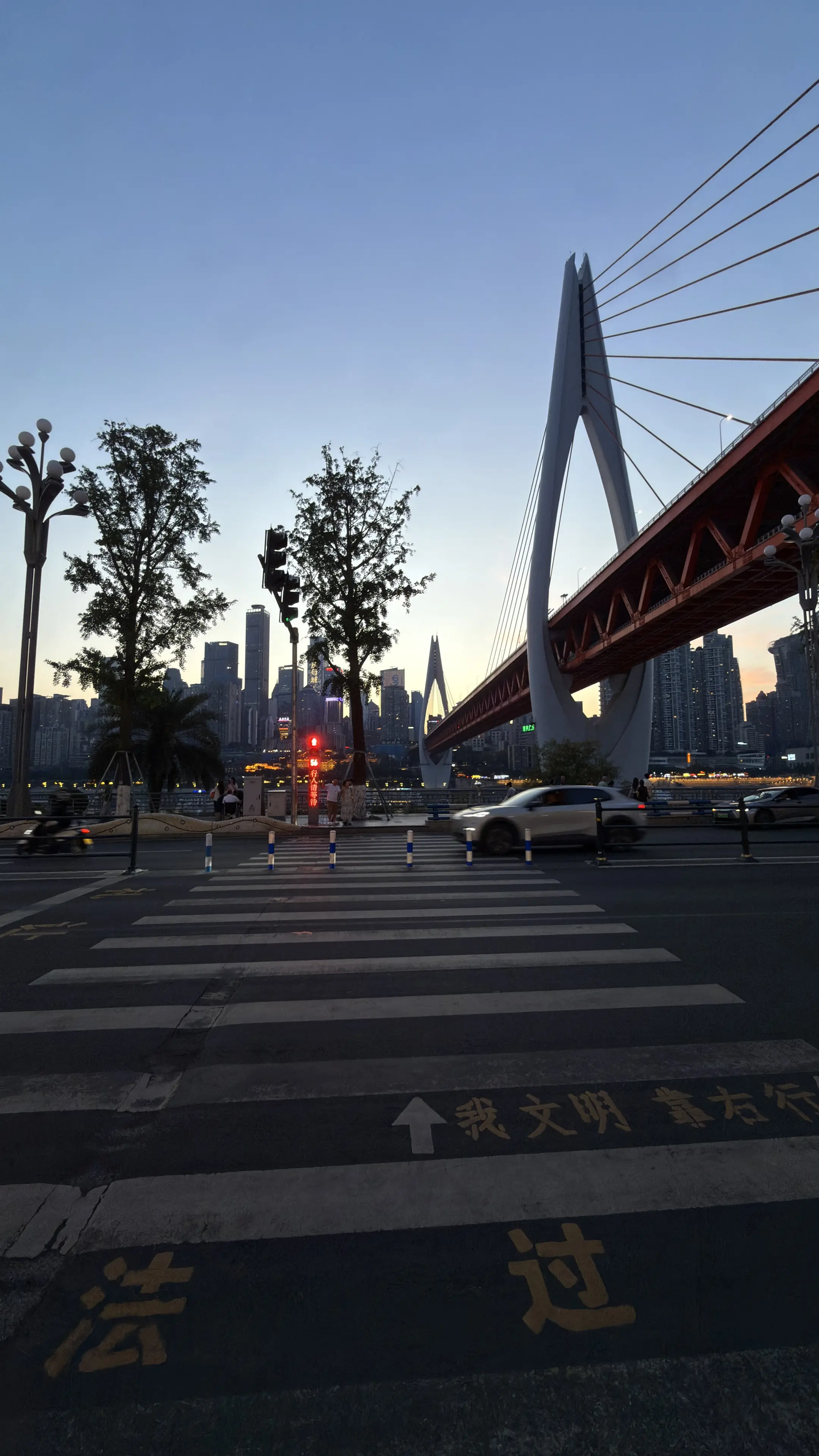 我本不喜欢重庆 可你在这里长居