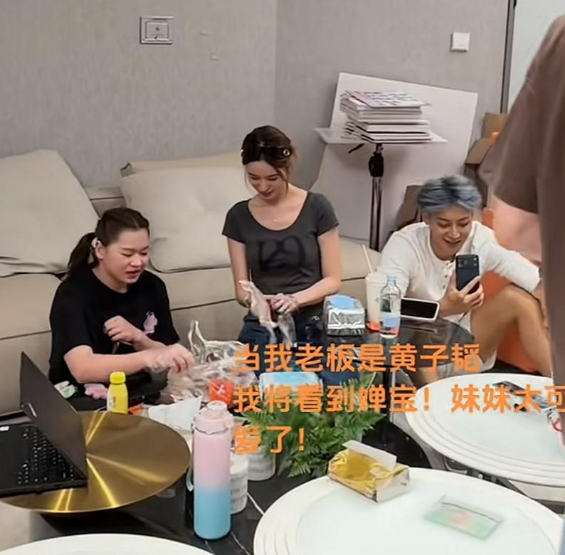 全红婵与“老板”黄子韬以及“老板娘”徐艺洋同框好可爱，大口吃肉，细节动作做的非常