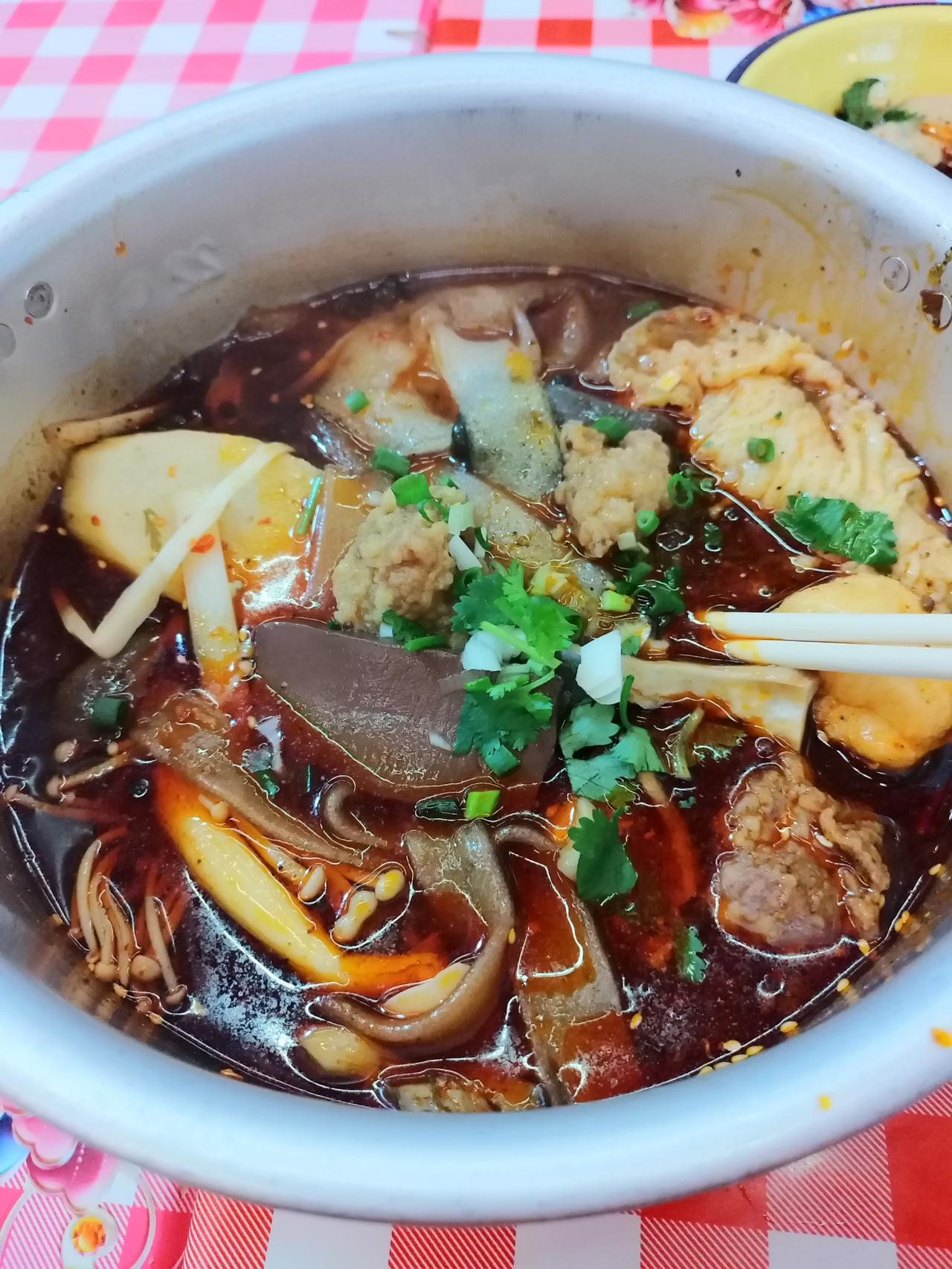 我不爱吃火锅，我爱吃麻辣烫，火锅要煮菜、捞菜，一直要伸着胳膊把人累的，而麻辣烫是